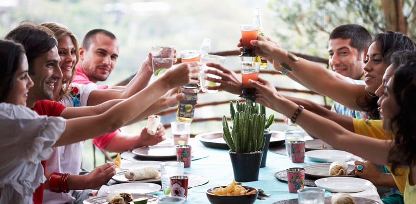Una tavola di amici brinda con l'aperitivo