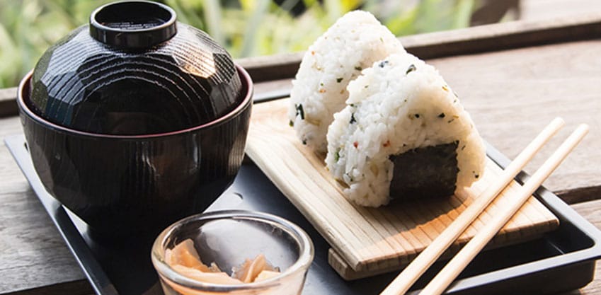 Aperitivo giapponese accompagnato da sushi, sashimi, dango o edamame