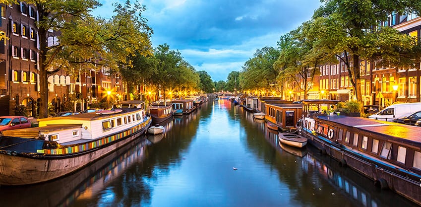 La vista notturna di un canale di Amsterdam