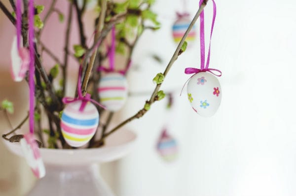 Fiori freschi, uova decorate e bustine personalizzate rendono l'aperitivo di Pasqua colorato e profumato