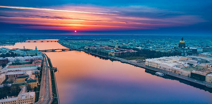 San Pietroburgo al tramonto sul fiume Neva