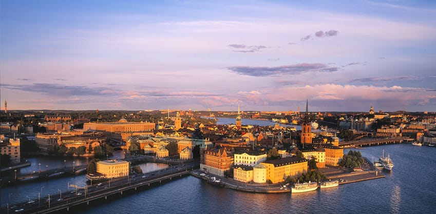 Vista dall’alto della città vecchia di Stoccolma, chiesa e quartiere di Riddarholmen