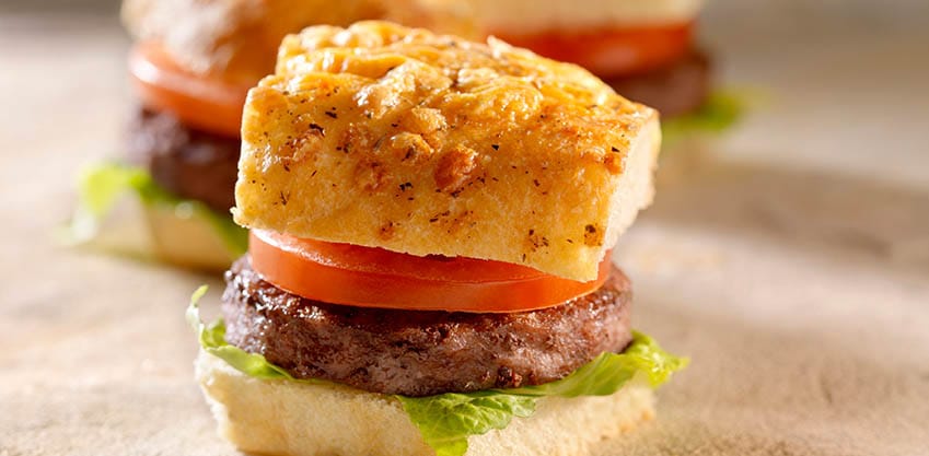 Stuzzichini per l'aperitivo: mini hamburger all'americana e Sanbittèr Rosso