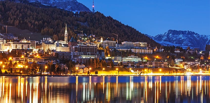 Veduta di St. Moritz in notturna di fronte al lago Le 4 terme invernali più belle accanto alle località sciistiche più famose