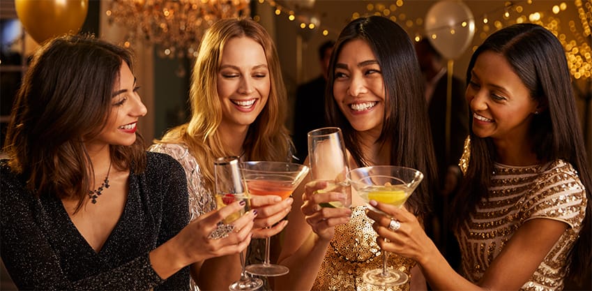 Gruppo di amiche che brinda con dei cocktail per la festa della donna