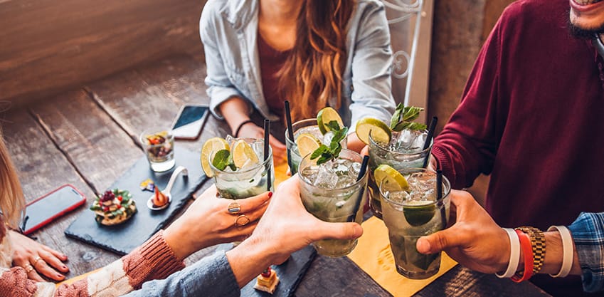 Giornata della felicità: prendi un aperitivo insieme ai tuoi amici Amici che prendono un aperitivo nella Giornata della Felicità