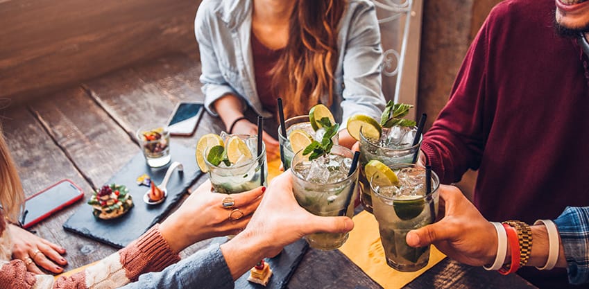 Amici che prendono un aperitivo nella Giornata della Felicità