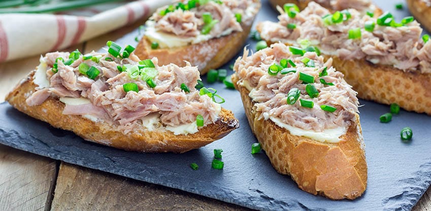 Antipasti sfiziosi per l’aperitivo in spiaggia: crostini di tonno