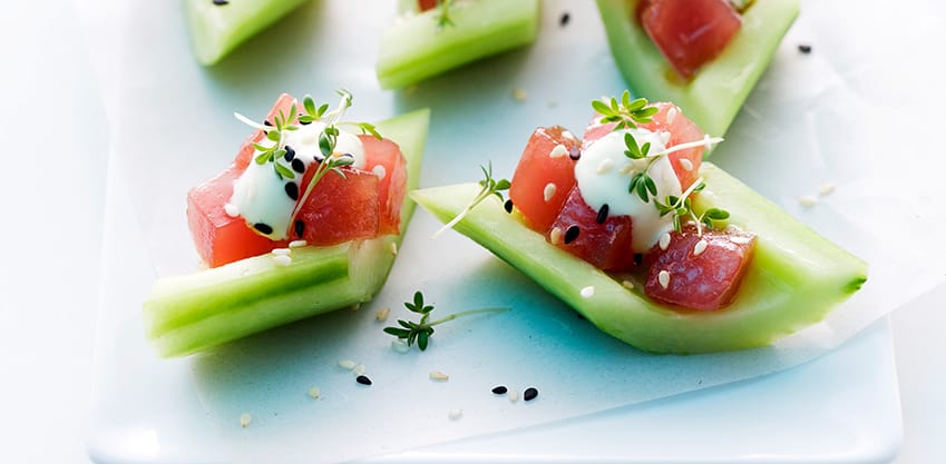 Antipasti sfiziosi per l’aperitivo in spiaggia: finger food di cetrioli con tartare di tonno