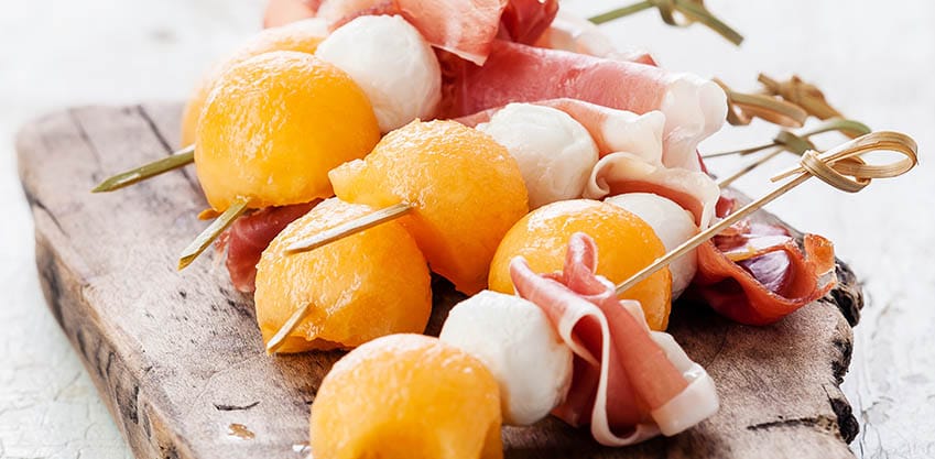 Antipasti sfiziosi per l’aperitivo in spiaggia: spiedini di prosciutto e melone