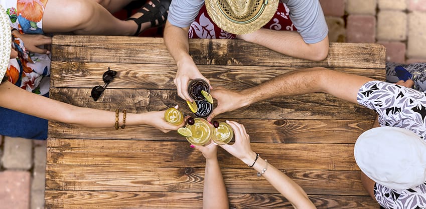 Gli aperitivi di Ferragosto: Cocktail Estivi Sanbittèr per un’estate felice e in compagnia