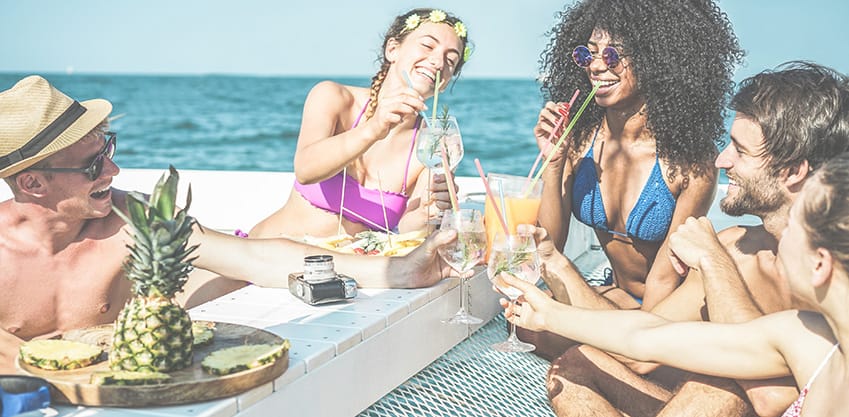 Amici brindano in spiaggia durante un aperitivo