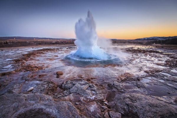 Il Northen Lights Bar si trova in Islanda, terra di ghiacciai e vulcani che danno vita ai geyser