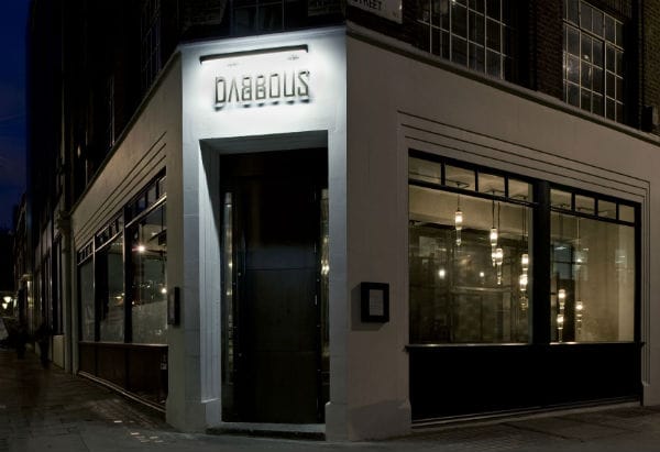 L'ingresso del locale Dabbous e Oskar's Bar, menzionati nella guida Michelin per i piatti e i fantastici drink
