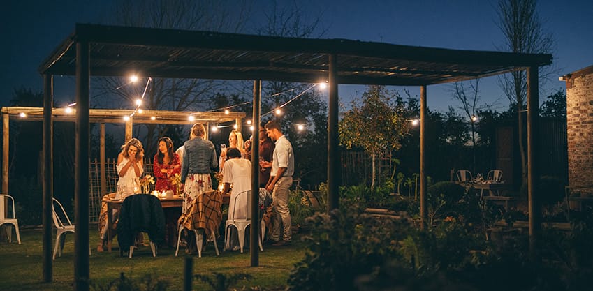 Aperitivo in giardino tra amici