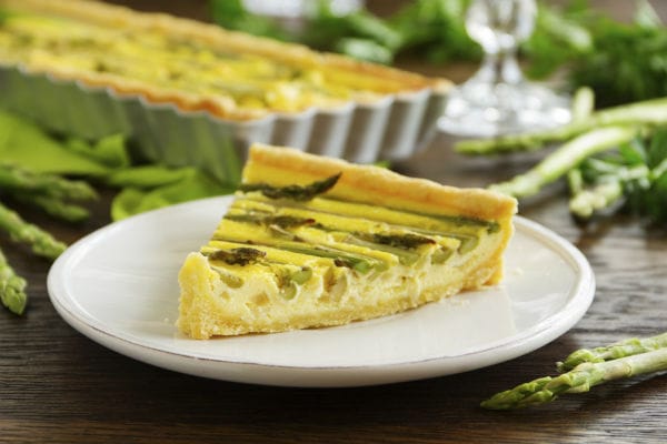 Quiche agli asparagi e piselli, una ricetta primaverile per aperitivi e antipasti con verdure di stagione