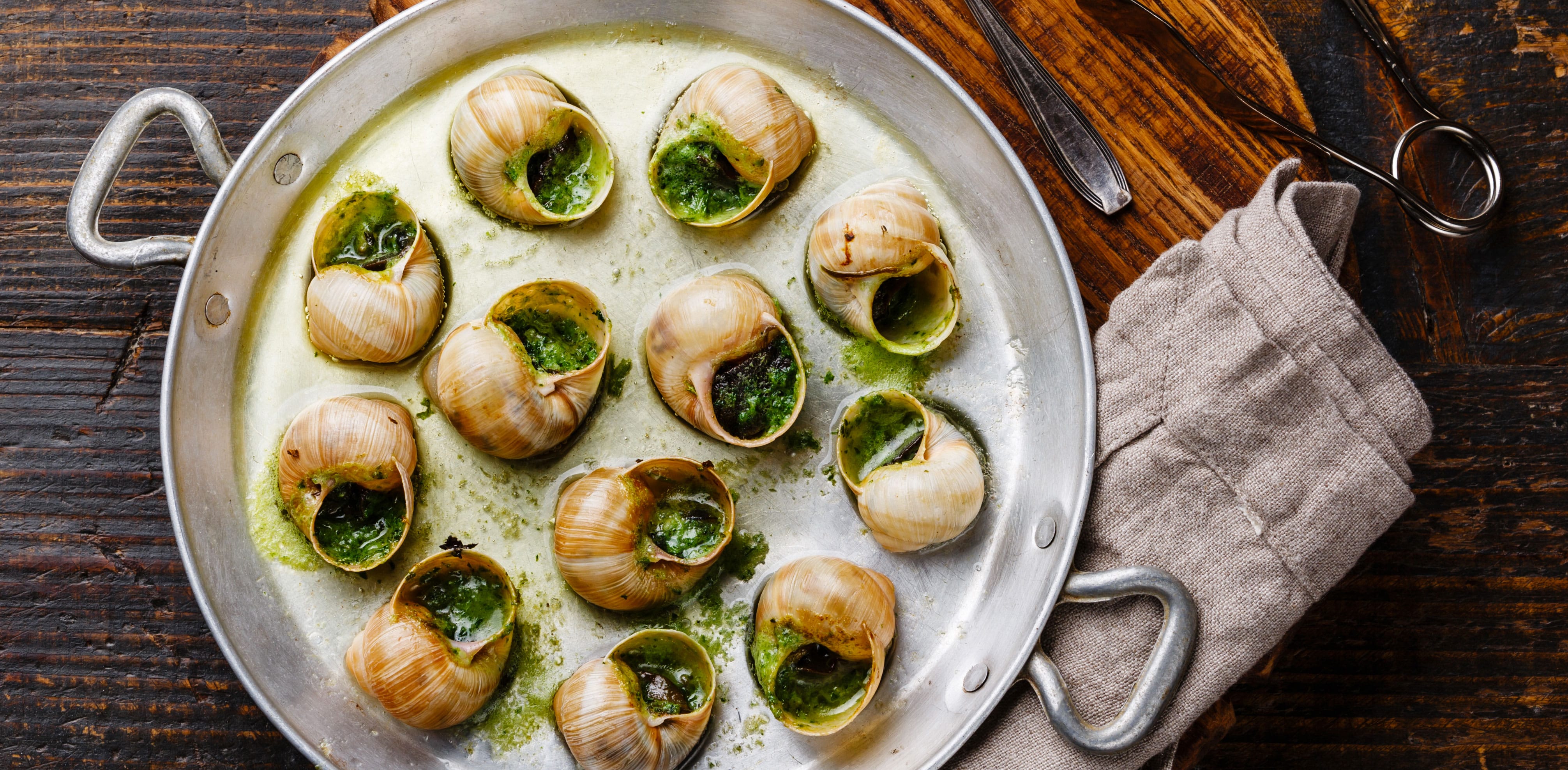Aperitivo francese e vassoio di escargot a Lione