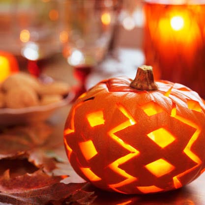 Per l'aperitivo di Halloween zucca intagliata come centrotavola