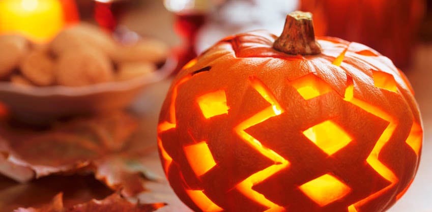 Per l'aperitivo di Halloween zucca intagliata come centrotavola