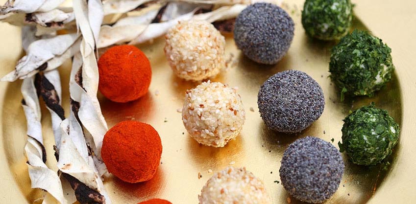 Per l'aperitivo di Natale prova le polpette al formaggio colorate