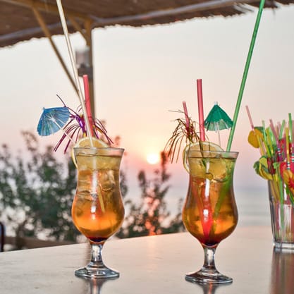 Aperitivo estivo in spiaggia, drink e coctail