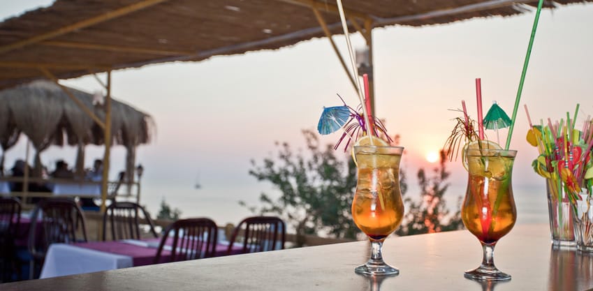 Aperitivo estivo in spiaggia, 5 location da provare