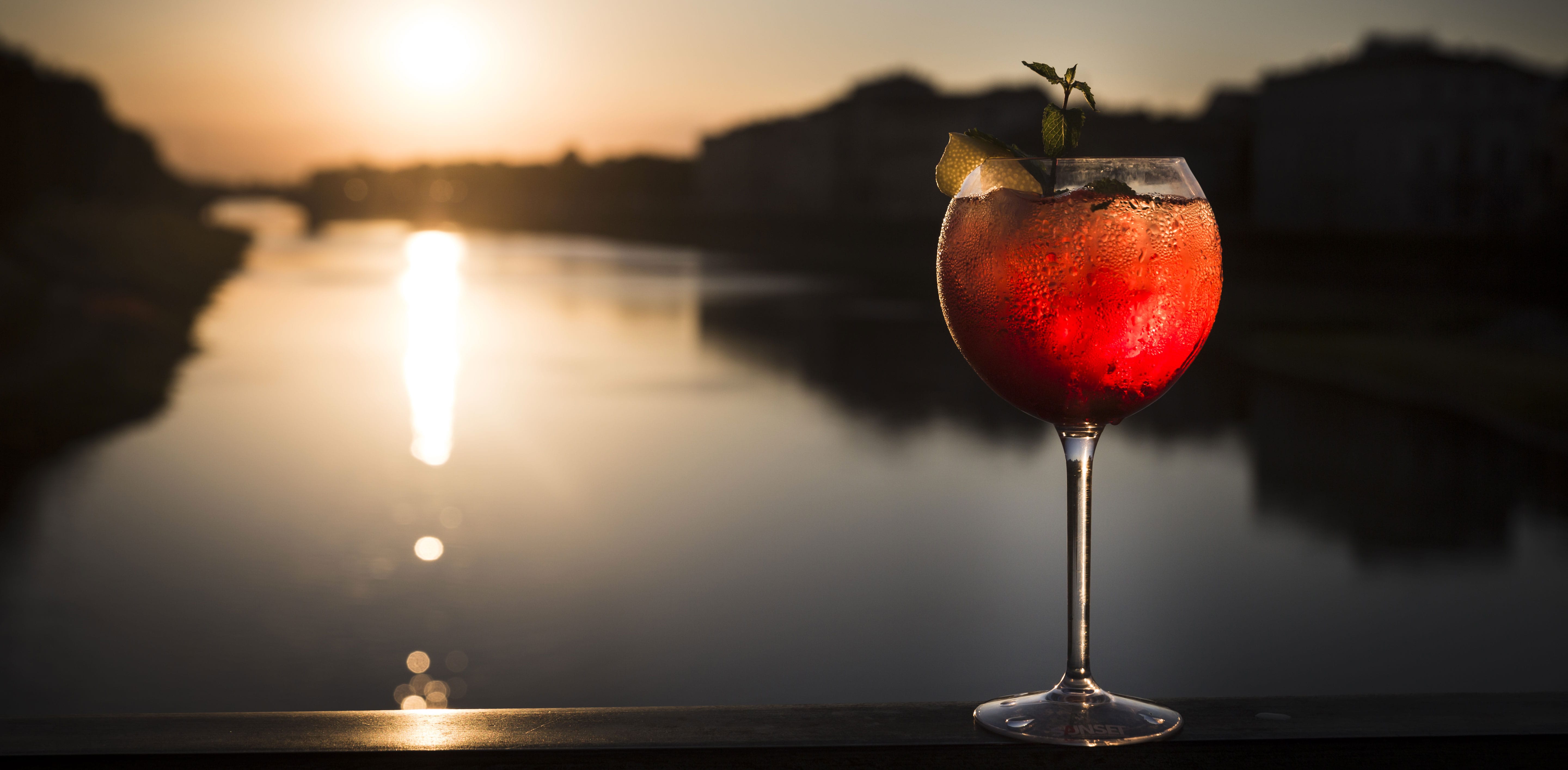 Aperitivo Sunset, il più rosso dei cocktail