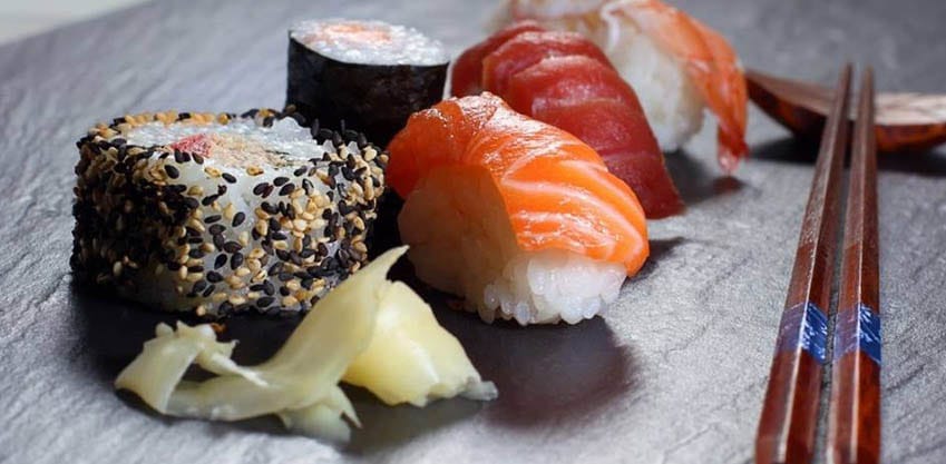 Aperitivo di sushi con accanto due bacchette