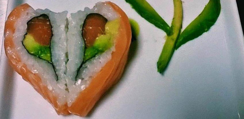 Aperitivo di sushi a forma di cuore e fiore