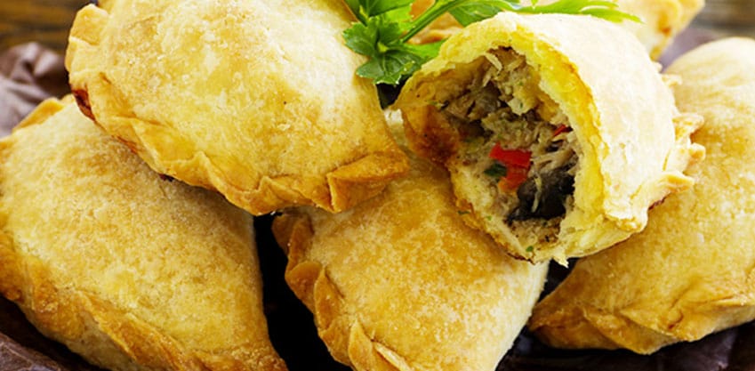 Aperitivo argentino accompagnato da empanadas ripiene di carne o verdure Aperitivo argentino accompagnato da empanadas ripiene di carne o verdure