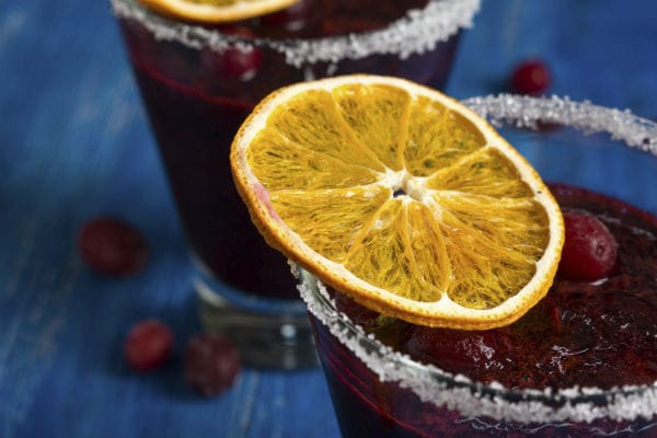 Orange Smile, un cocktail a base di Sanbittèr Rosso con una fetta di arancia essiccata come decorazione