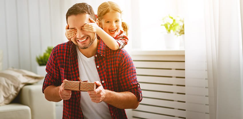 Bambina sorpresa regalo papà