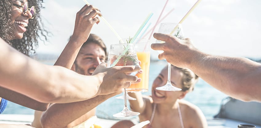 preparare cocktail in estate per gli amici