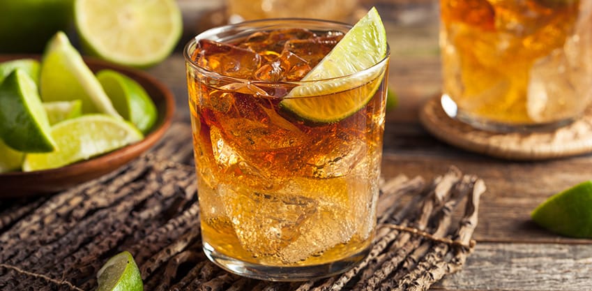 Cocktail al rum in un bicchiere con lime