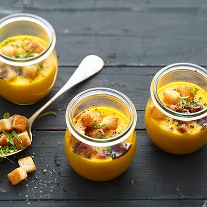 Ricetta dei bicchierini di crema di zucca con speck e crostini
