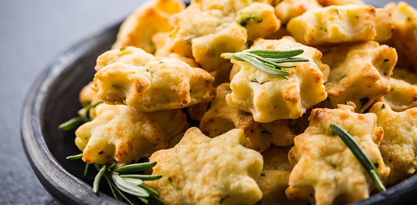 Biscotti salati al formaggio con spezie e rosmarino