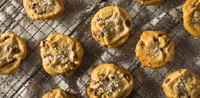 Biscotti salati appena sfornati su griglia