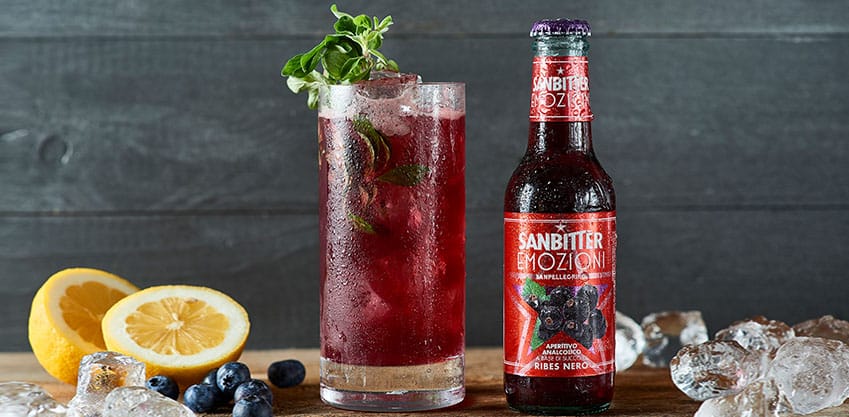 Cocktail Black Bitter con succo di limone e Sanbittèr Emozioni Ribes Nero Cocktail Black Bitter con succo di limone e Sanbittèr Emozioni Ribes Nero