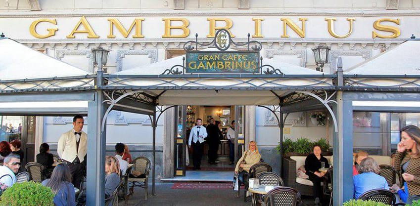 Vista dell’entrata principale del Gran Caffè Gambrinus in Piazza Trieste e Trento a Napoli