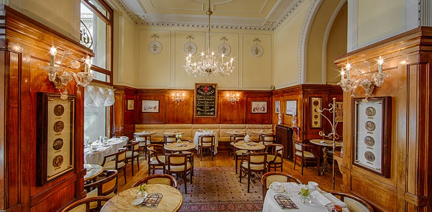 Vista interna della sala del Caffè  letterario Gilli a Firenze