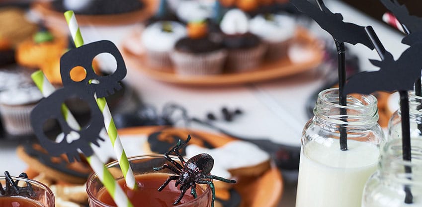 cannucce con teschi e pipistrelli, le decorazioni per l'aperitivo di Halloween