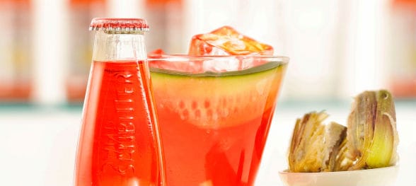 Zen Bitter è un cocktail a base di Sanbittèr Rosso servito con una fetta di cetriolo per donare freschezza