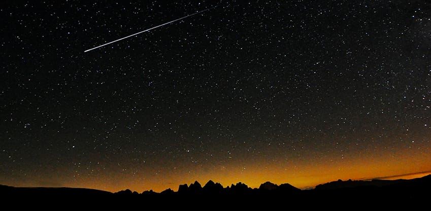 cielo stellato con una stella cadente nella notte di San Lorenzo