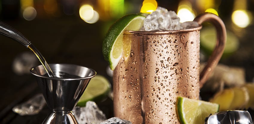 Cocktail autunnale in tazza con ghiaccio e lime