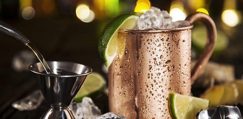 Cocktail autunnale in tazza con ghiaccio e lime Cocktail autunnale in tazza con ghiaccio e lime