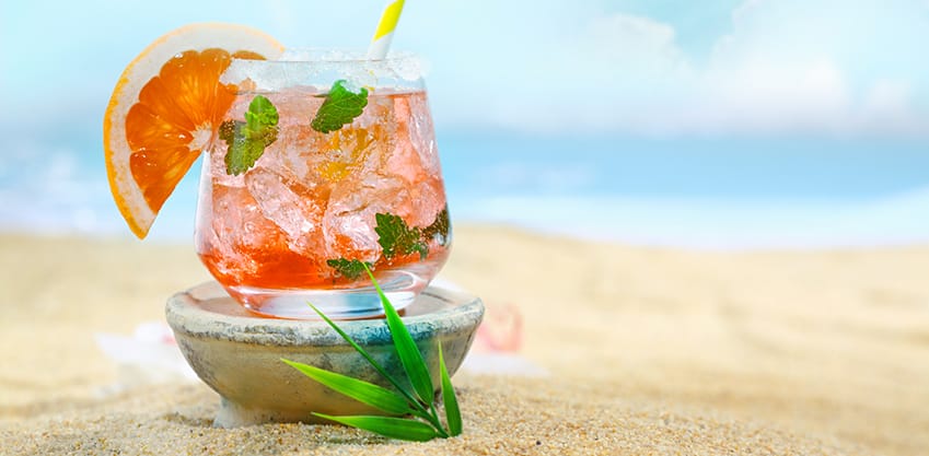 Rinfresca la tua estate con tutto il gusto del pompelmo! Bicchiere di cocktail al pompelmo, con menta e ghiaccio