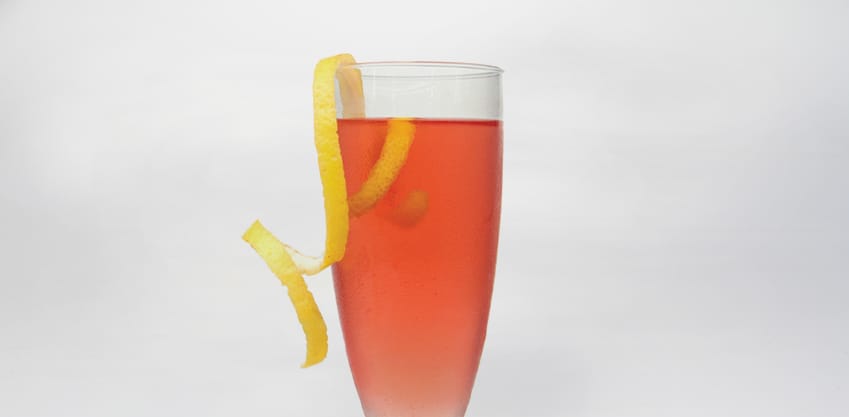 Cocktail Royal Bitter, con Sanbittèr Dry e sciroppo di tè ai frutti rossi