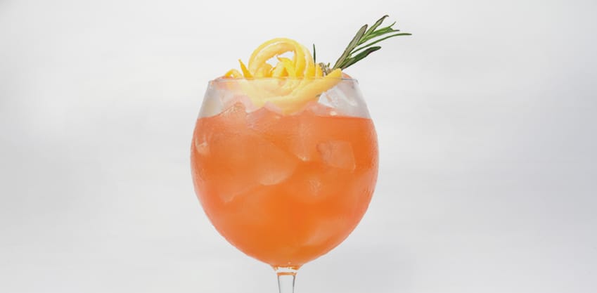 Cocktail dal sapore fumè con rosmarino e Sanbittèr Emozioni di Frutta Pompelmo