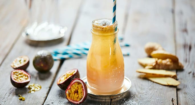 Barattolo con manico cocktail in una spiaggia tropicale