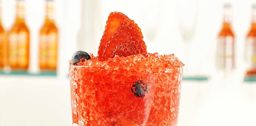 Strawberry Bitter, drink con fragole e mirtilli neri, e Sanbitter Rosso Strawberry Bitter, drink con fragole e mirtilli neri, e Sanbitter Rosso